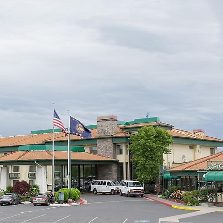 Rogue Regency Inn & Suites Medford Exteriör bild