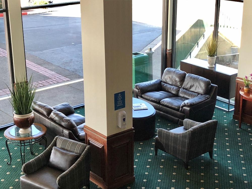 Rogue Regency Inn & Suites Medford Exteriör bild