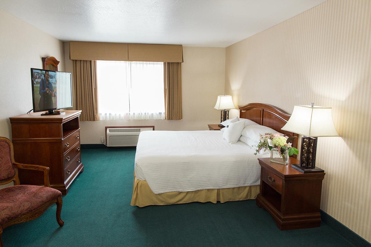 Rogue Regency Inn & Suites Medford Exteriör bild