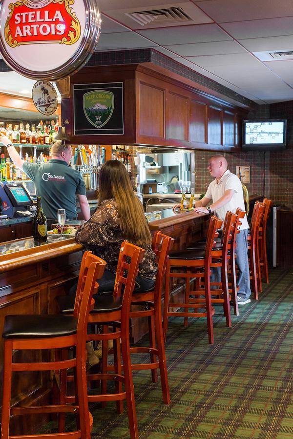 Rogue Regency Inn & Suites Medford Exteriör bild