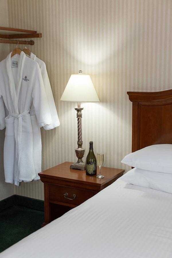 Rogue Regency Inn & Suites Medford Exteriör bild