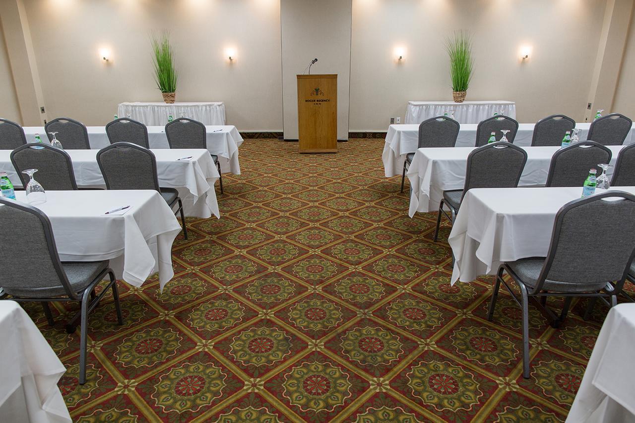 Rogue Regency Inn & Suites Medford Exteriör bild