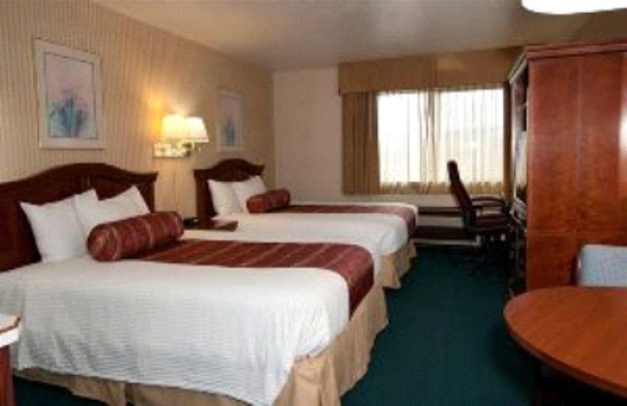 Rogue Regency Inn & Suites Medford Exteriör bild