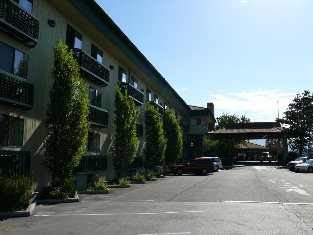Rogue Regency Inn & Suites Medford Exteriör bild